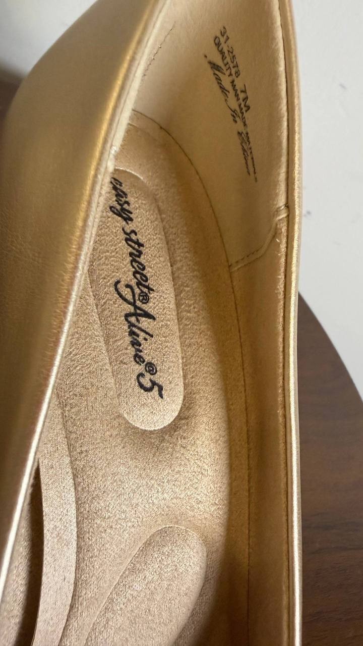 Easy Street Toe Pumps 7M Gold Synthetic Heels New in Box