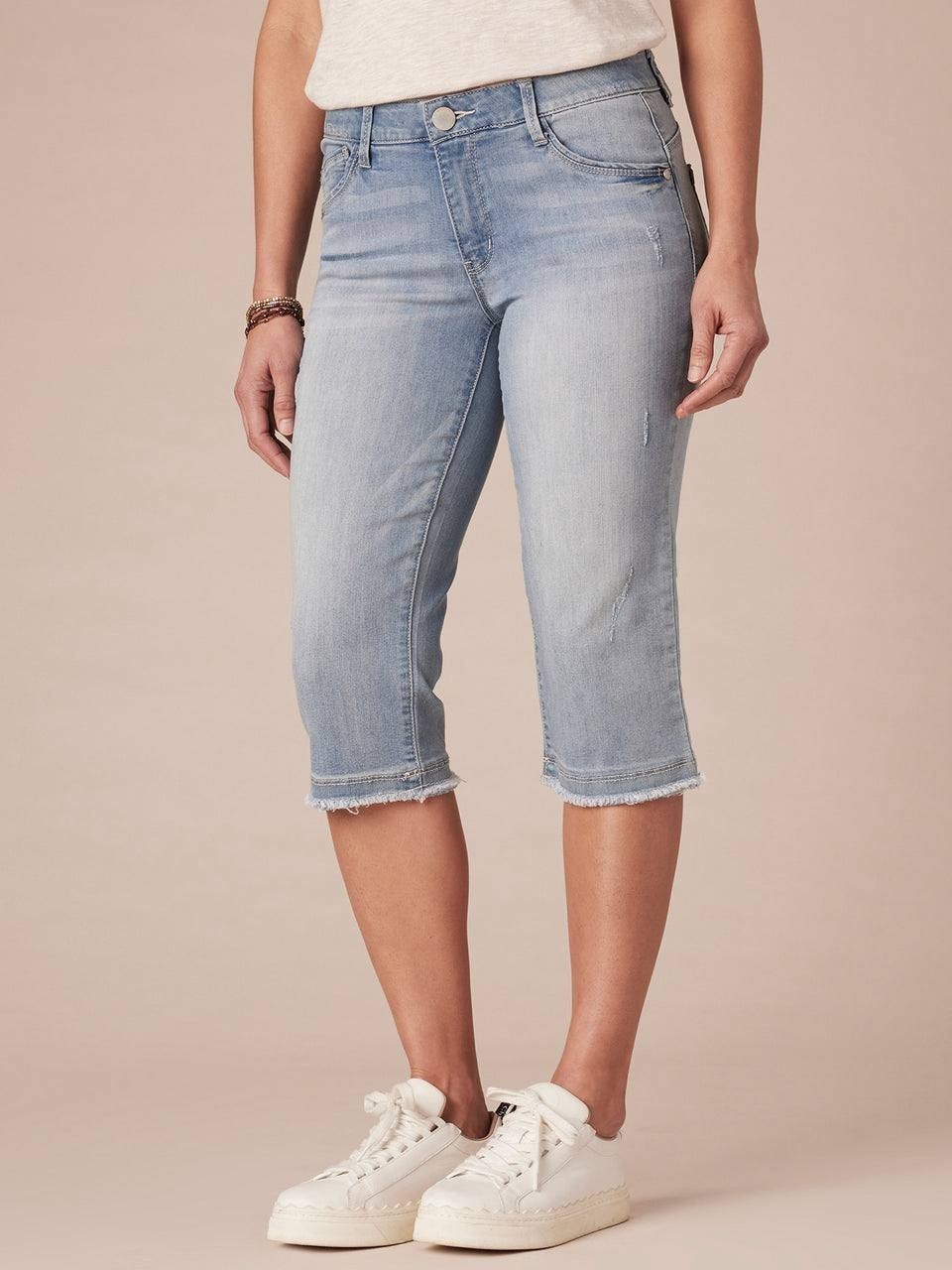Democracy “Ab”solution Petite Fray Hem Skimmer Capri Jeans Light Blue 10P NWT