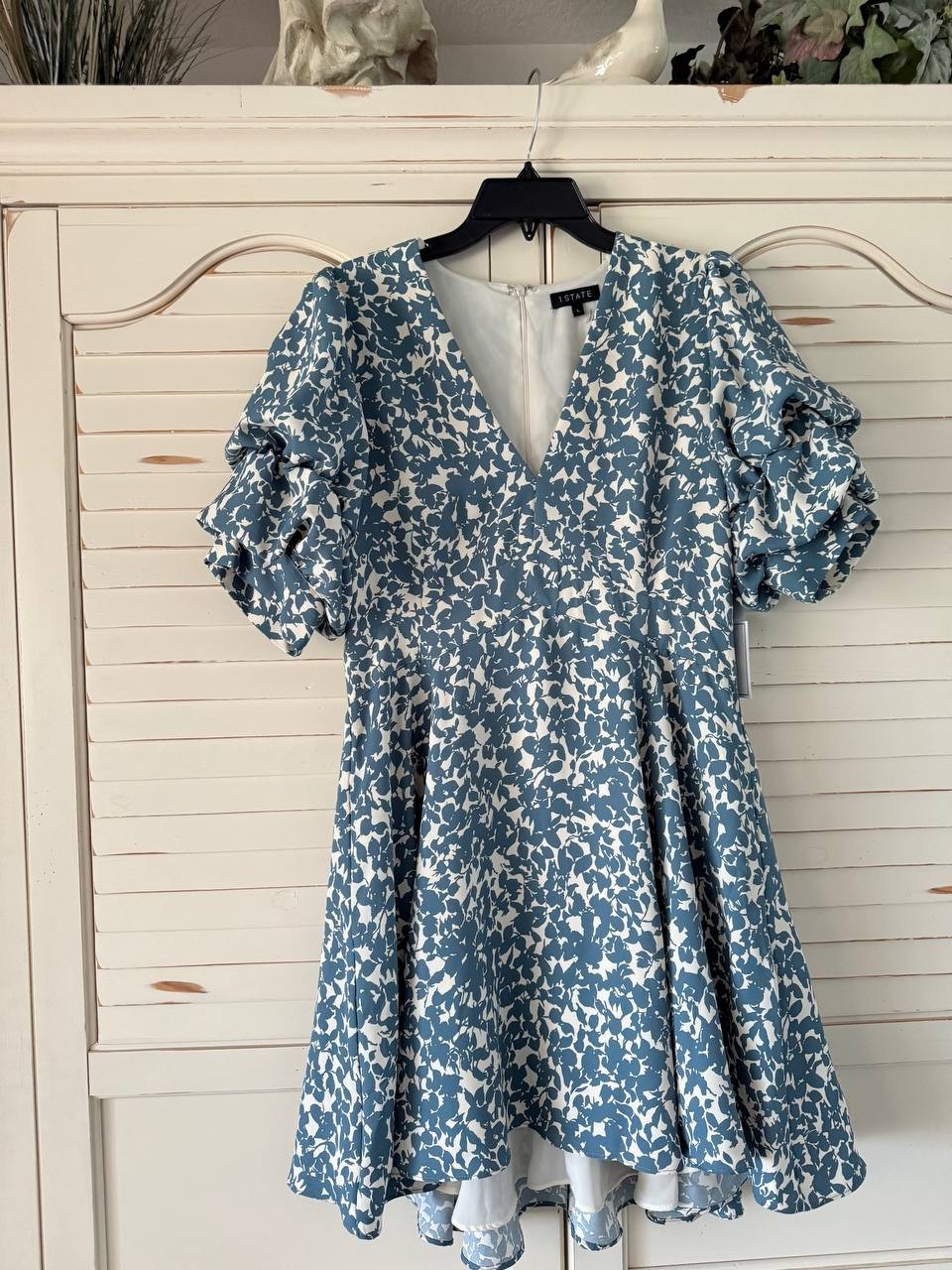 1.STATE Dress L Blue White Floral V-Neck Puff Sleeve Tiered Mini Ruffle NWT