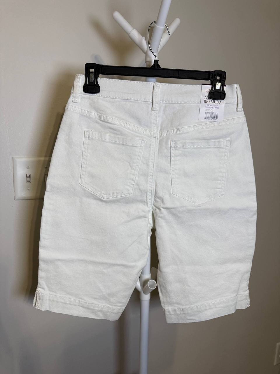 Gloria Vanderbilt Amanda Bermuda Shorts – Size 4 – NWT