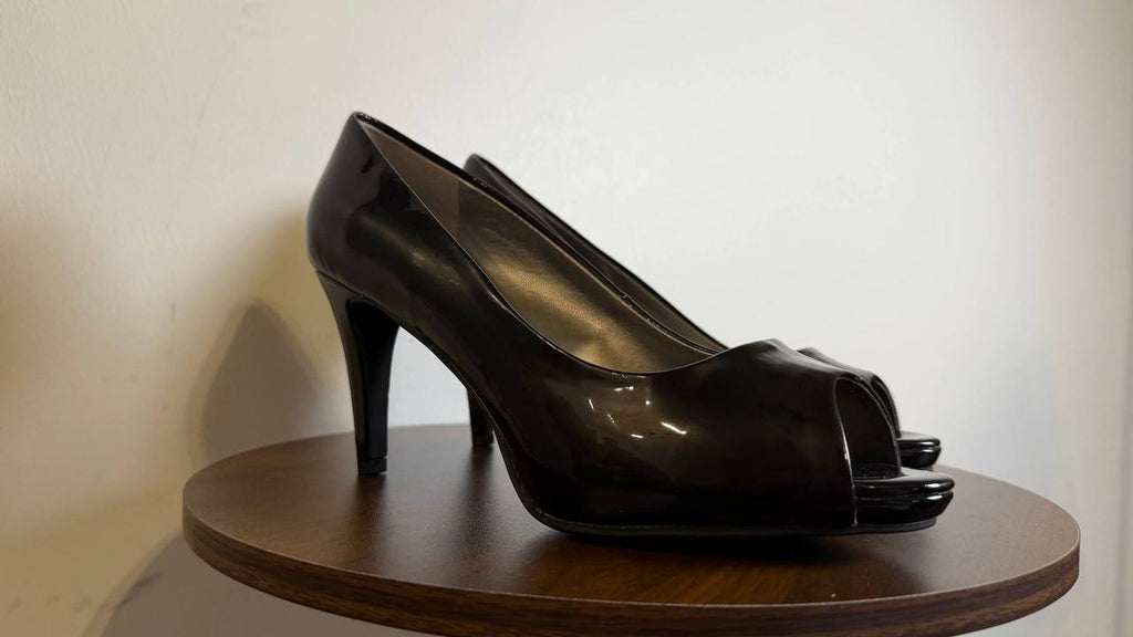 Bandolino Peep Toe Pumps 9.5W Black Faux Patent – New in Box MSRP $89