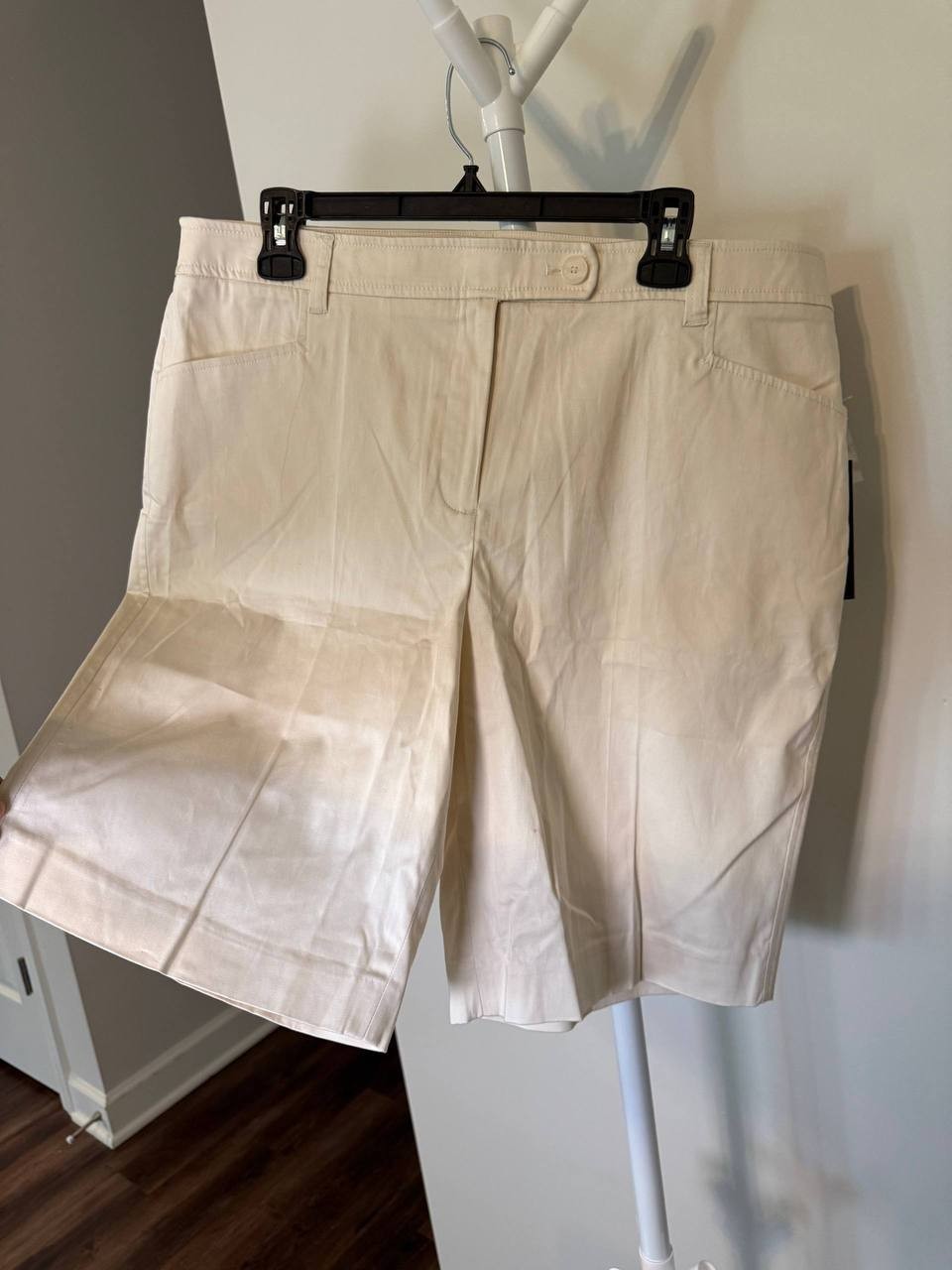 Jones New York Bermuda Shorts – Size 14 – NWT – White