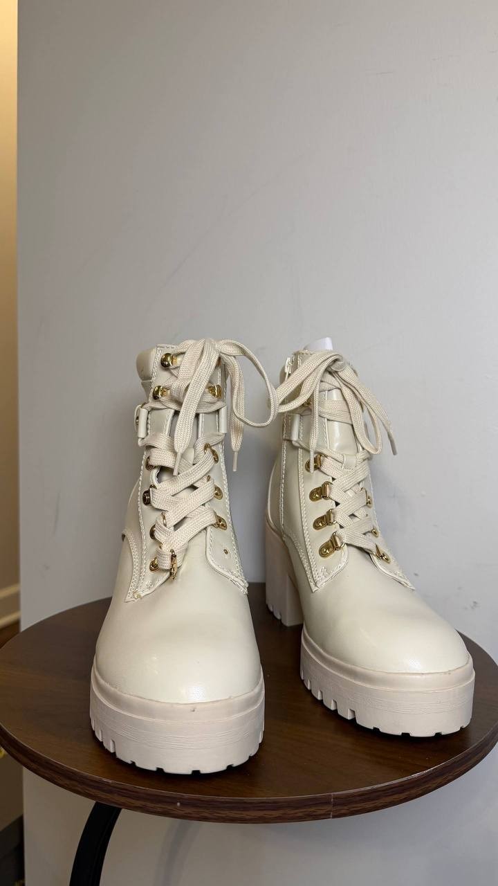 Wild Pair Bridgitt Combat Lace‑Up Boots Bone Faux Leather Women’s 10M Damaged