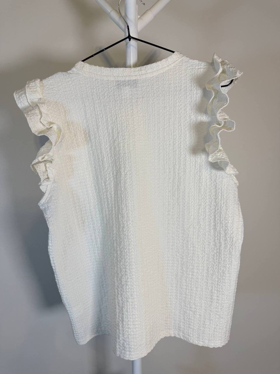 CeCe Sleeveless Ruffle Shoulder Textured Top – White – Size L – NWT