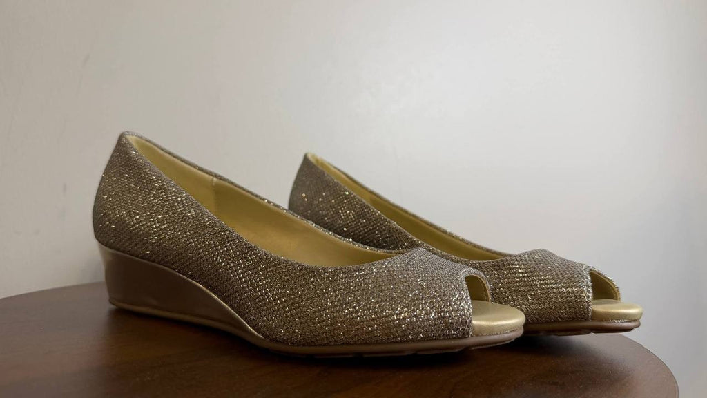Bandolino Wedge Pumps 6M Gold Fabric Heels New in Box MSRP $89