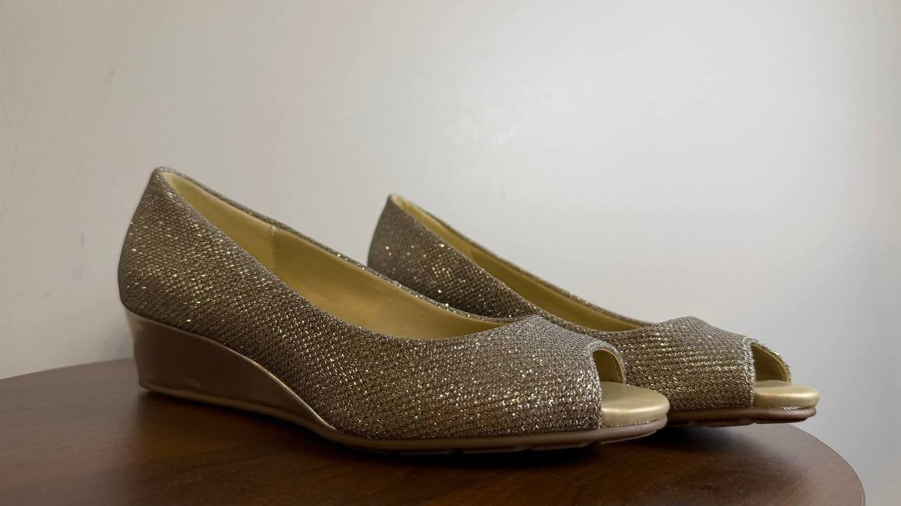 Bandolino Wedge Pumps 6M Gold Fabric Heels New in Box MSRP $89