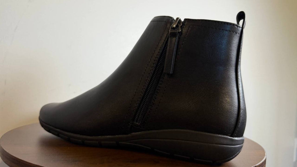 Easy Spirit Aleena Booties 9M Black Faux Leather Zip Round Toe NIB msrp$99