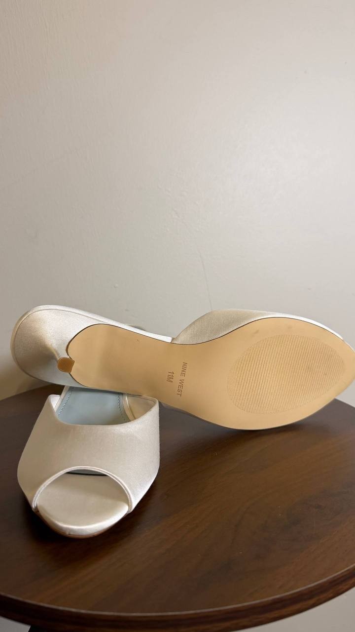 Nine West Women’s Satin Pumps 11M White Textile – New in Box MSRP $85
