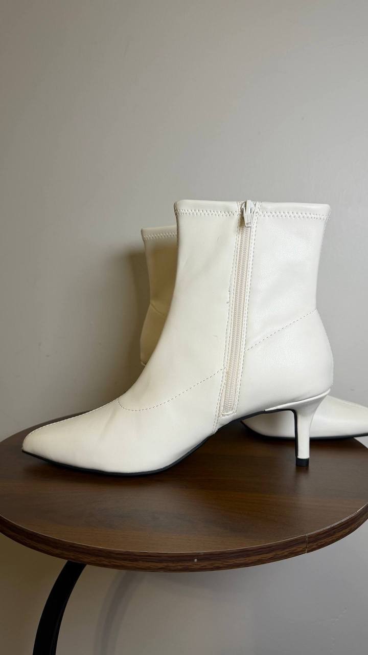 Wild Pair White Ankle Booties 8M New in Box MSRP $69.90