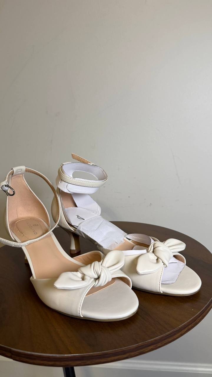 Bandolino Ivory Polyurethane Kitten Heel Sandals 6.5M NIB MSRP $79