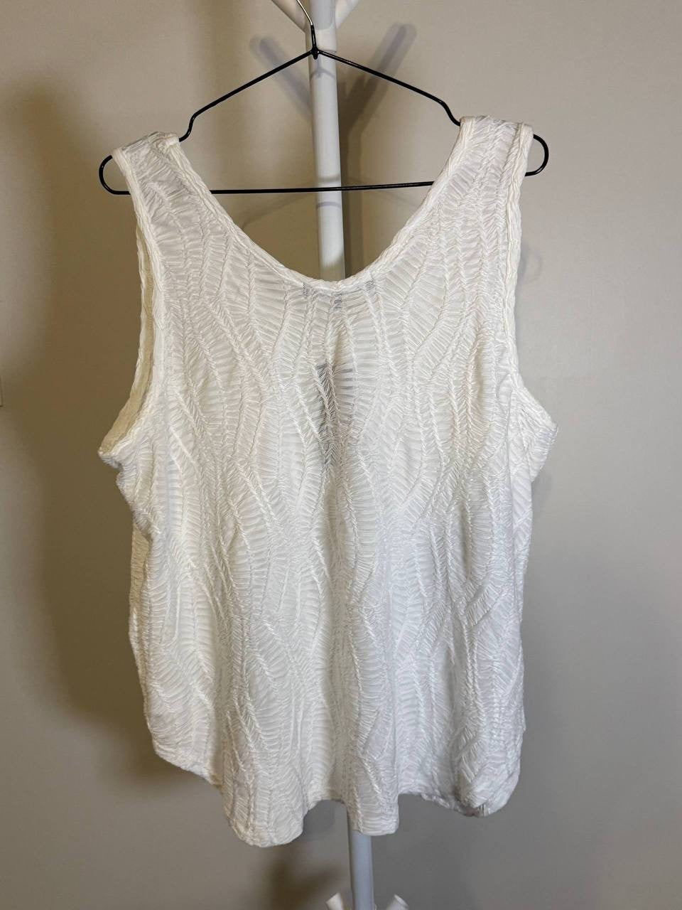 Coin 1804 Spiral Wave Texture Double V‑Neck Tank Top – 1X – White – NWT