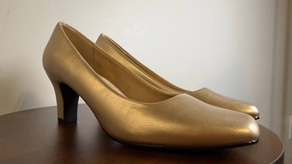 Easy Street Toe Pumps 7M Gold Synthetic Heels New in Box