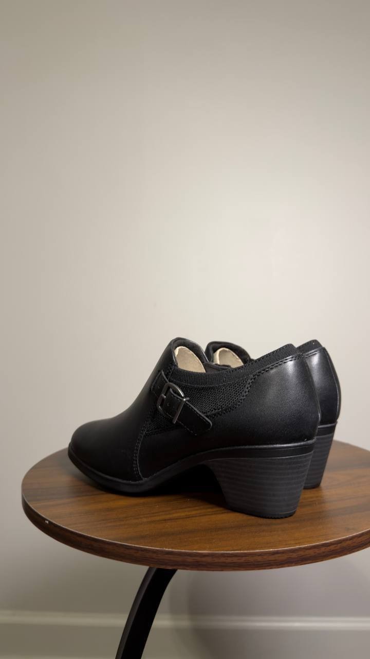 Clarks  Shooties  Black  Leather  8M  New  $105