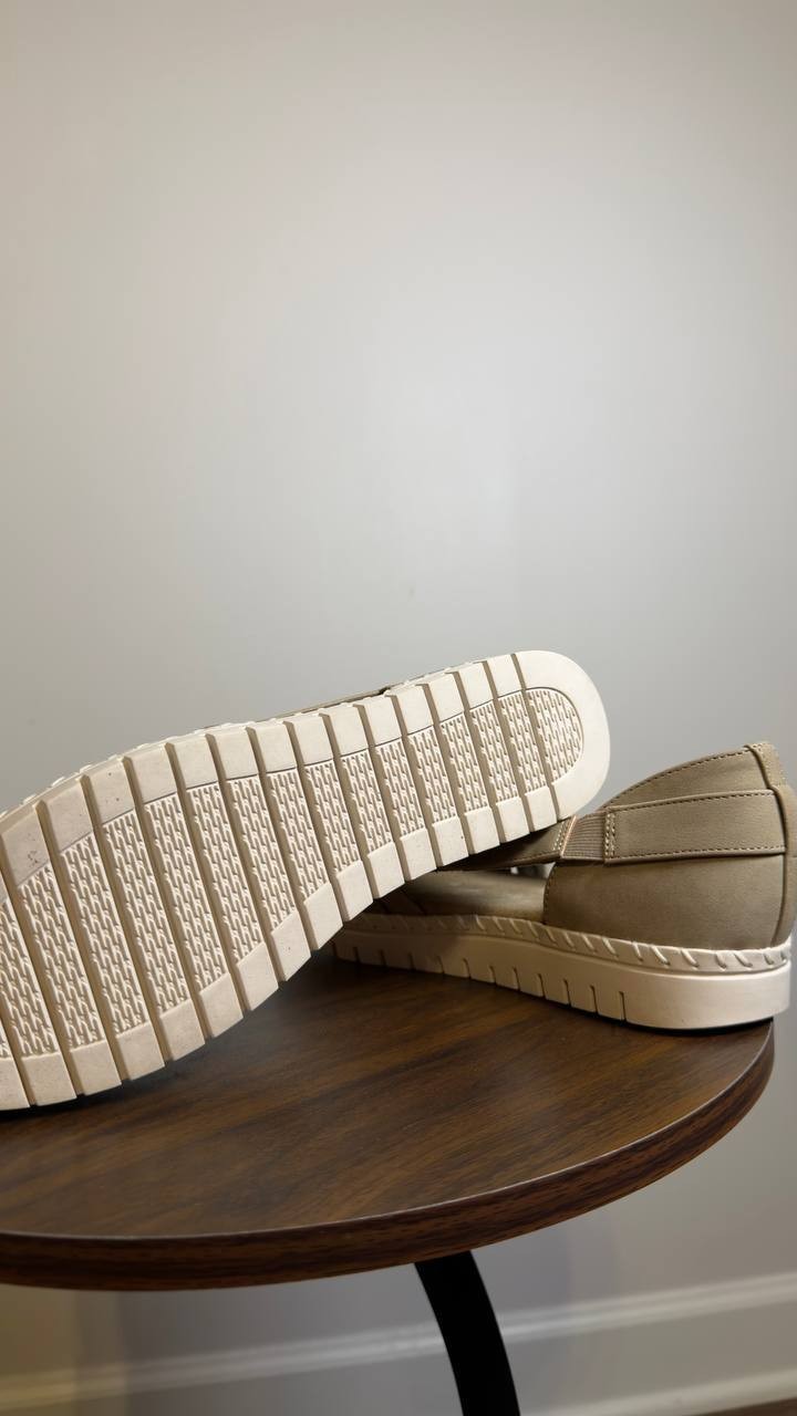 Easy  Street  Slip On Flats  Natural  8M  New  $60