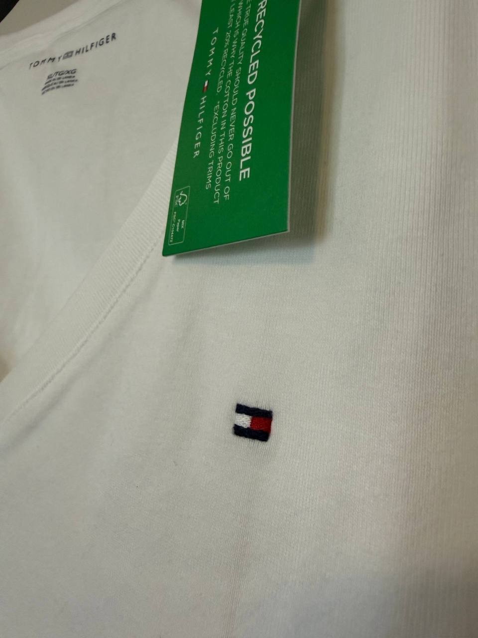 Tommy Hilfiger V‑Neck Favorite T‑Shirt –Size XL – NWT –$36