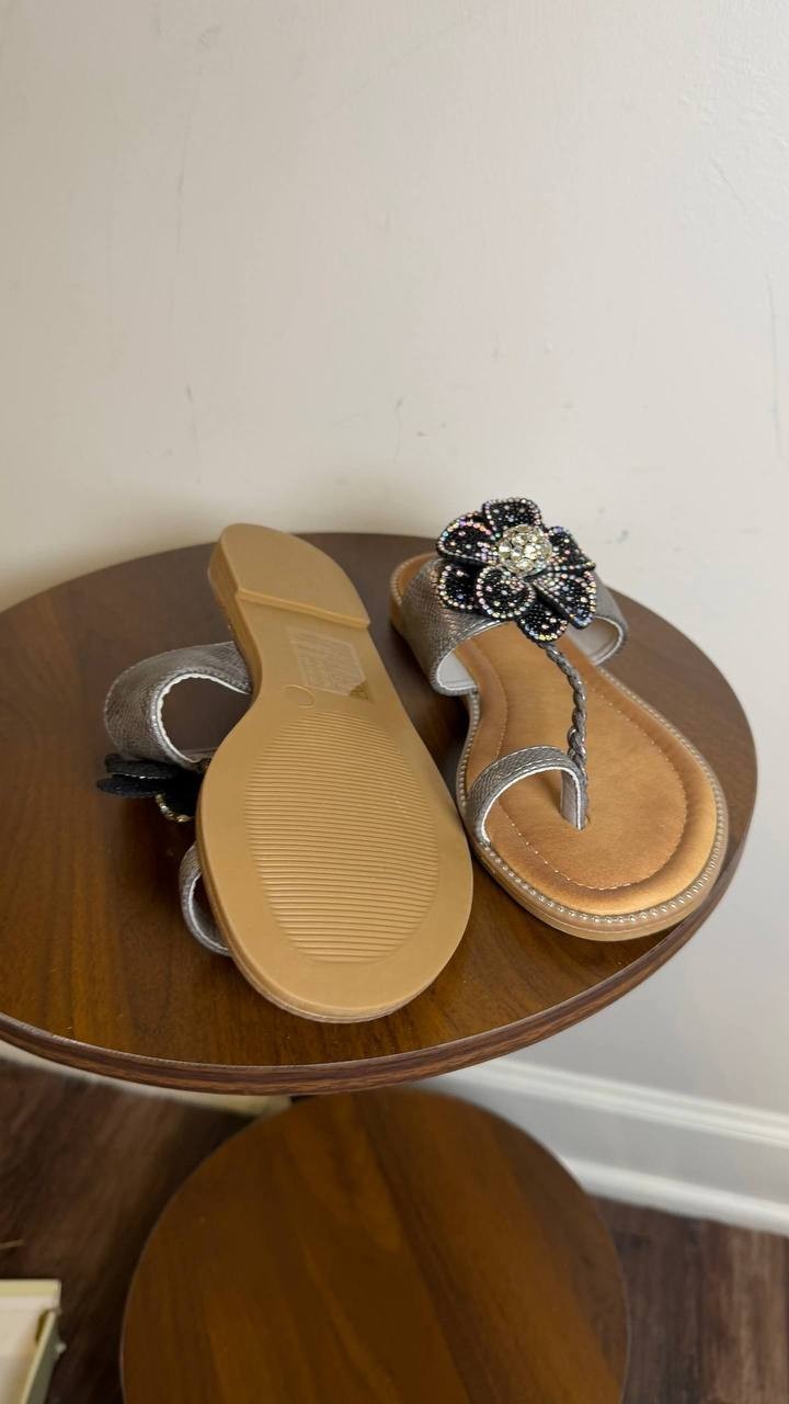 GC Shoes Blossom Flower Toe Ring Flat Sandals Silver 6.5 NWB $55