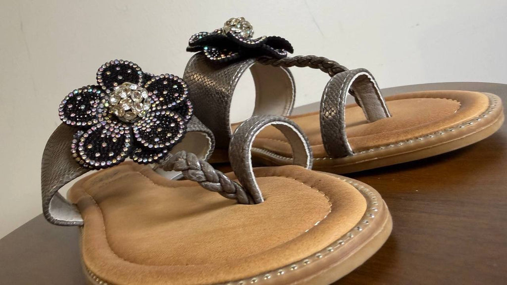 GC Shoes Blossom Flower Toe Ring Flat Sandals Silver 6.5 NWB $55