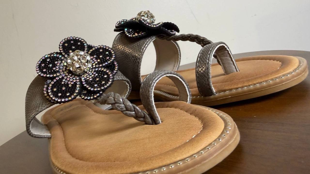 GC Shoes Blossom Flower Toe Ring Flat Sandals Silver 6.5 NWB $55