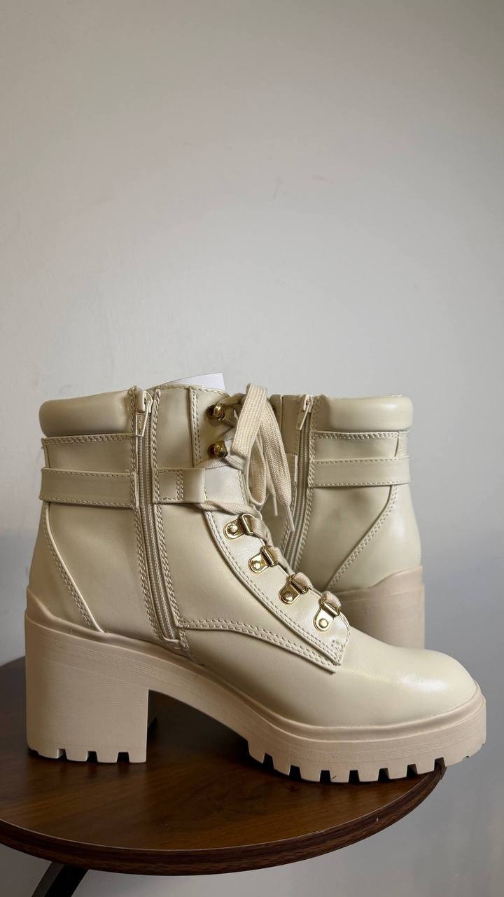 Wild Pair Bridgitt Combat Lace‑Up Boots Bone Faux Leather Women’s 10M Damaged
