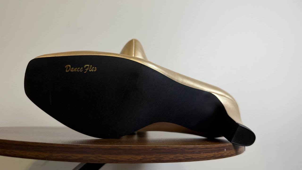 Easy Street Toe Pumps 7M Gold Synthetic Heels New in Box