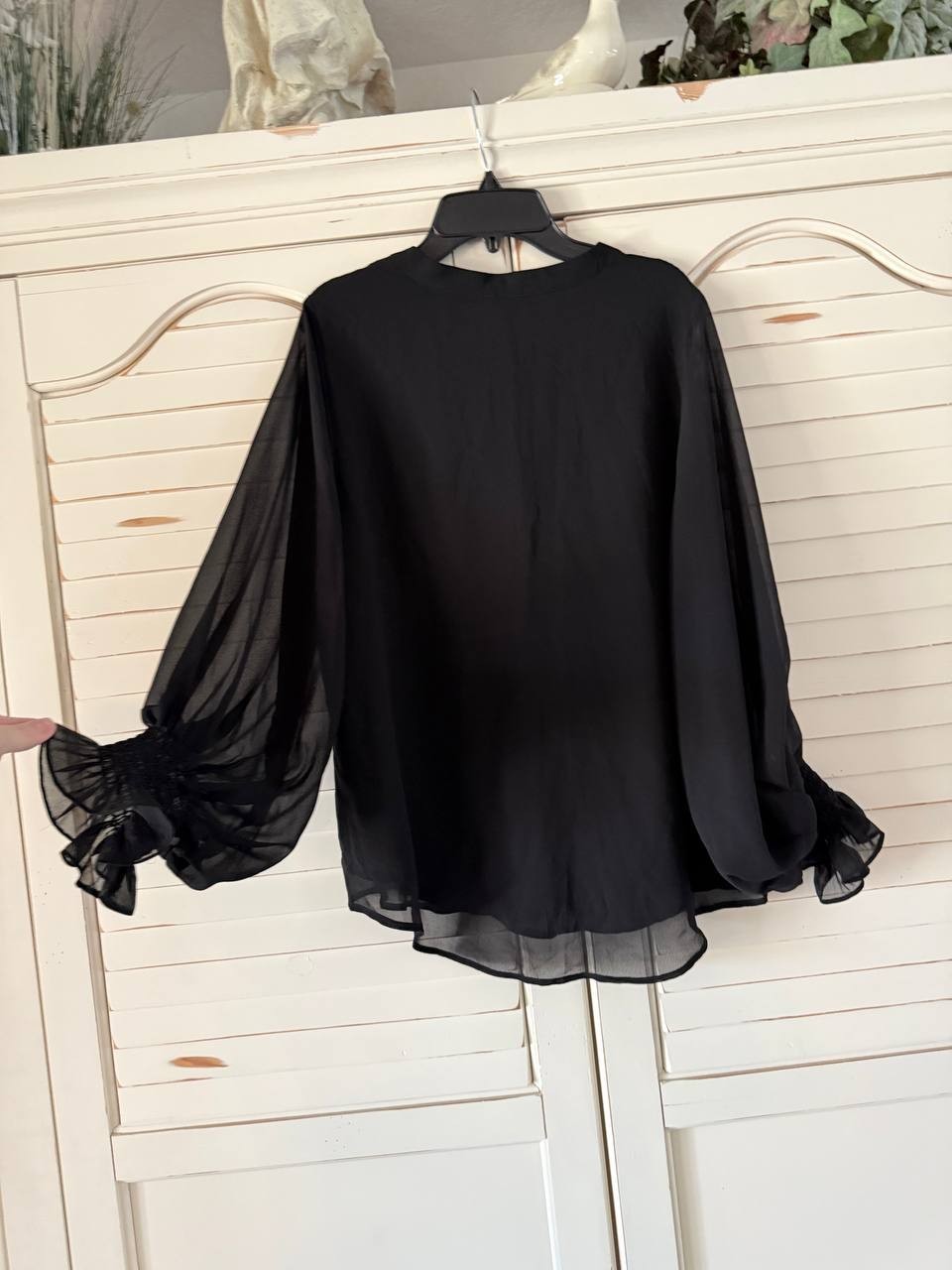 Vince Camuto V-Neck Sheer Sleeve Top Size S Black $79