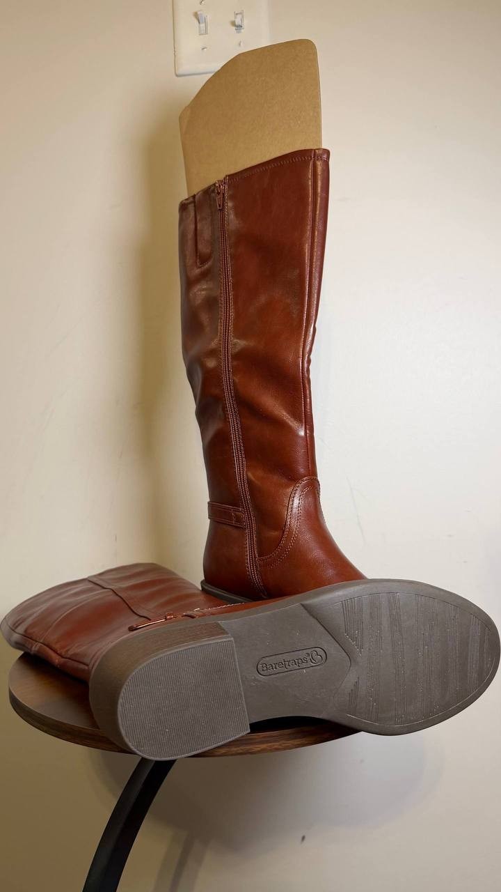 Baretraps Women’s Nena Riding Boots Mahogany 8M Man‑Made MSRP $119 NWB