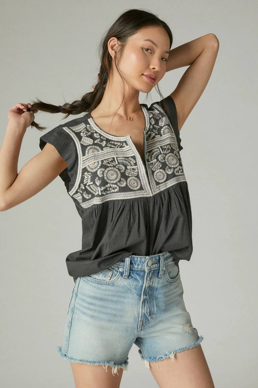 Lucky Brand Embroidered Flutter Sleeve Top – Size M – NWT – $79.50