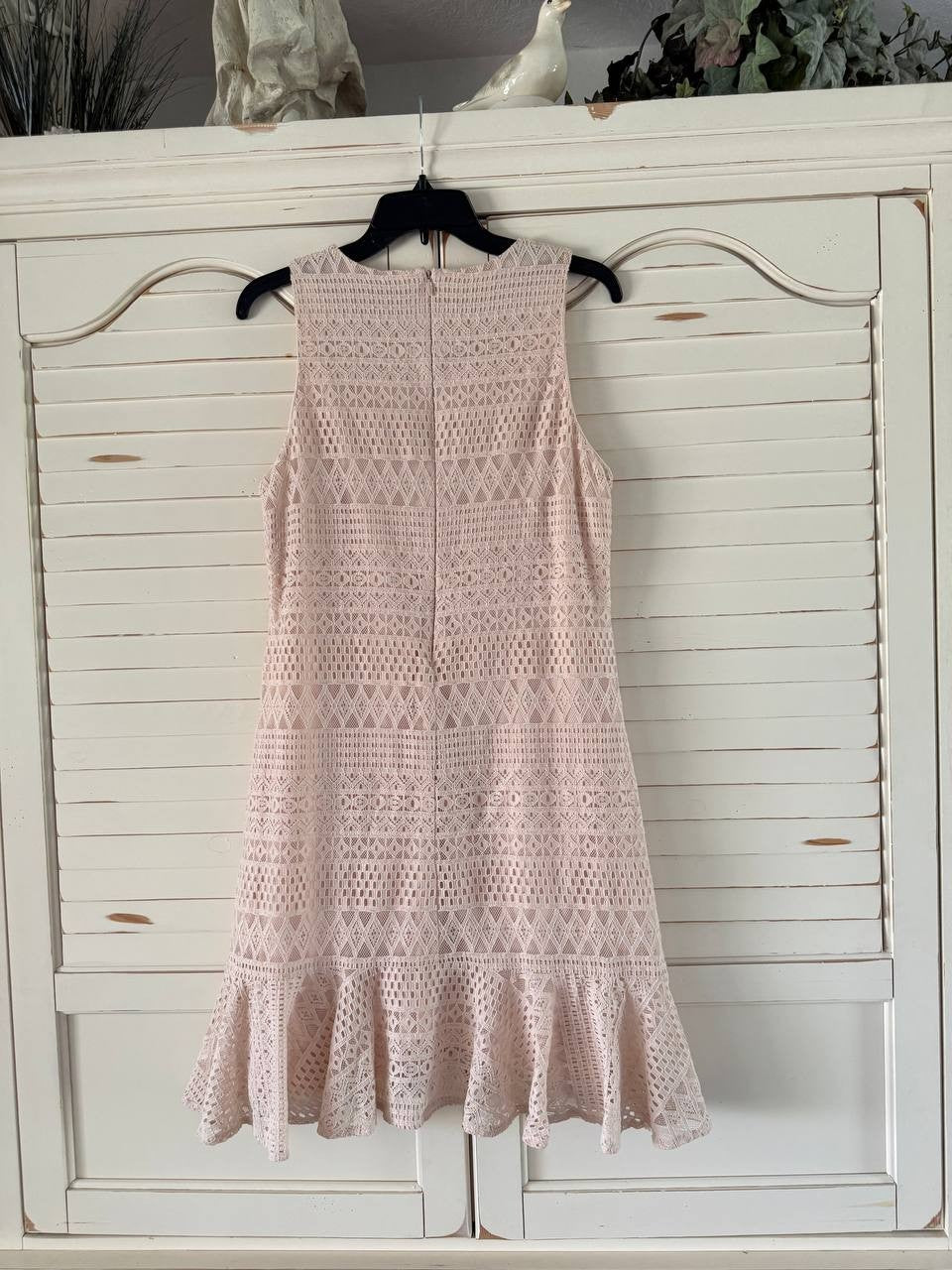 Julia Jordan Beige Lace Sleeveless Dress – Size 12 – Pre-Owned Minor Inner Flaw