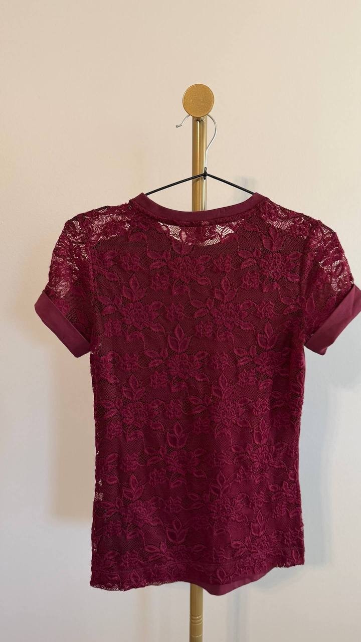 Guess Women’s Lace Sleeve Rhinestone Logo Tee Burgundy XS $50 NWT