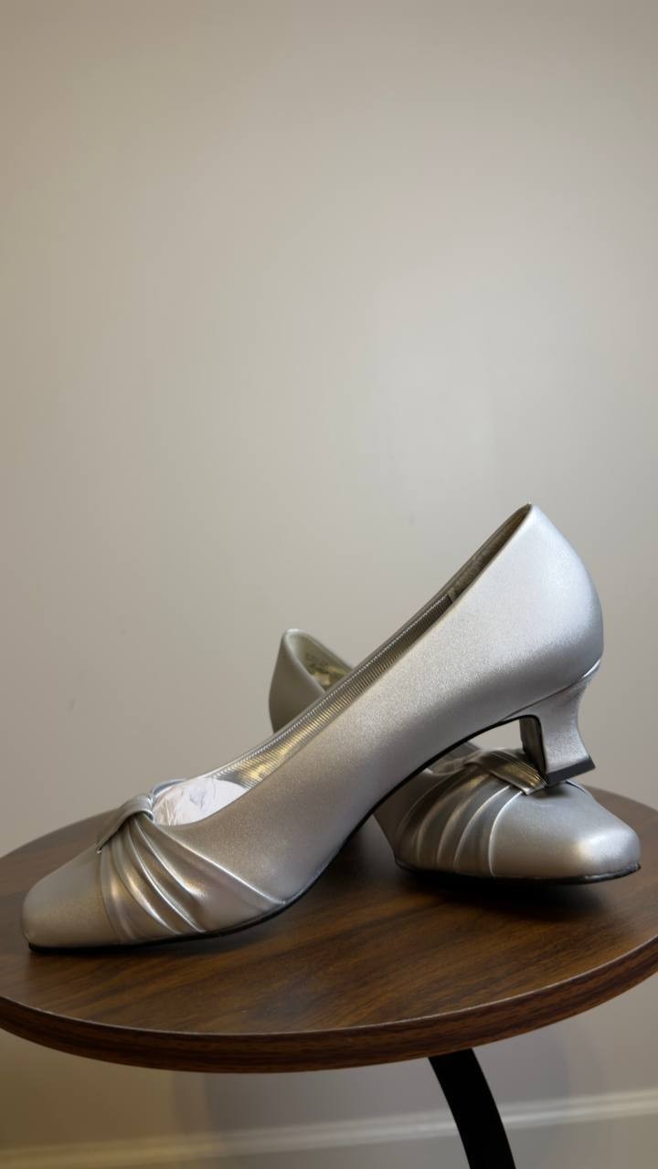 Easy  Street  Waive Pumps  Silver  7W  New  $70