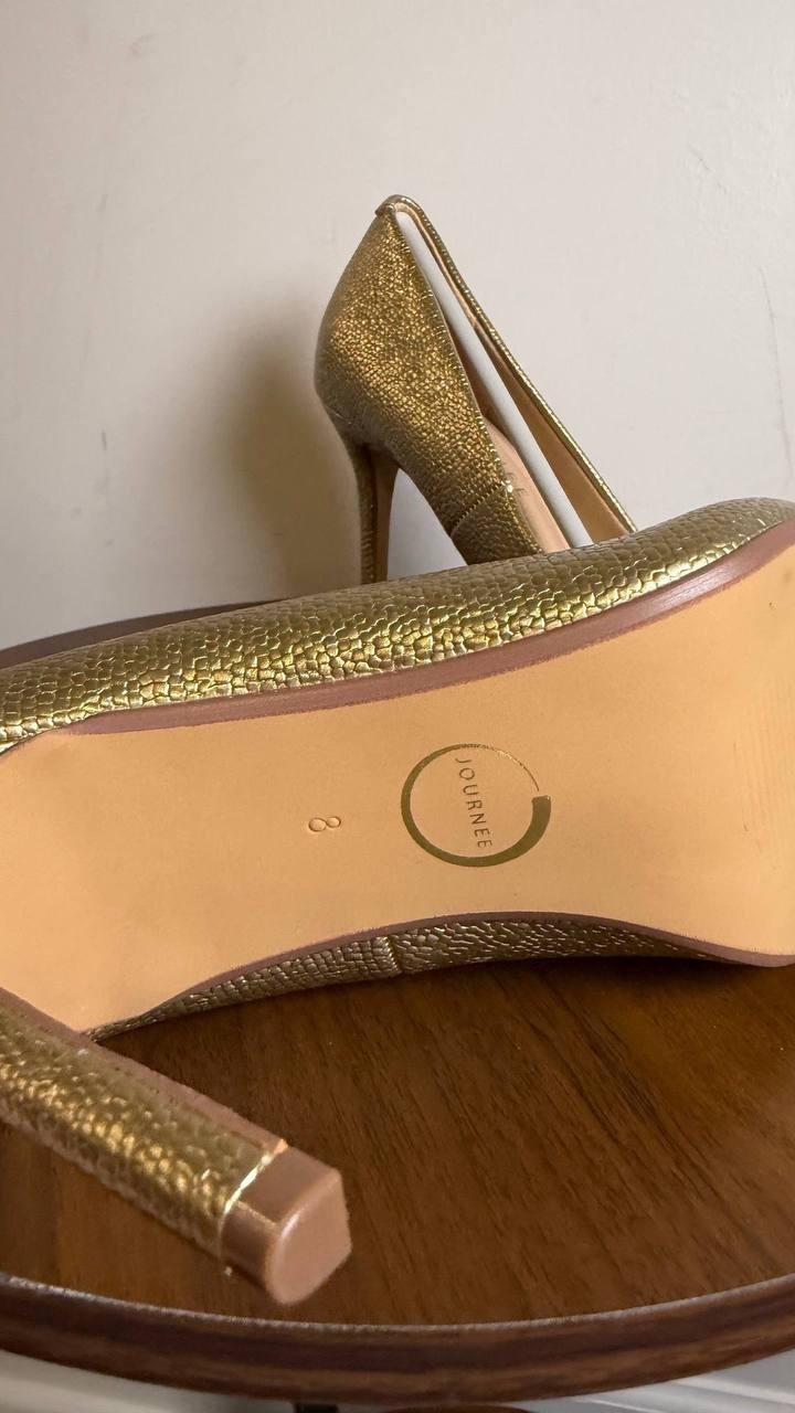 Journee Gold Patent Polyurethane Dress Pumps 8M New in Box MSRP $93