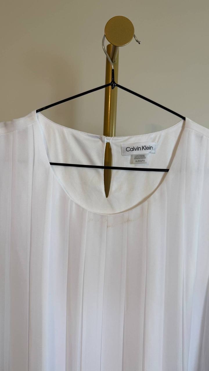 Calvin Klein Women’s Sleeveless Pleated Blouse White Size XL NWT (needs washing)