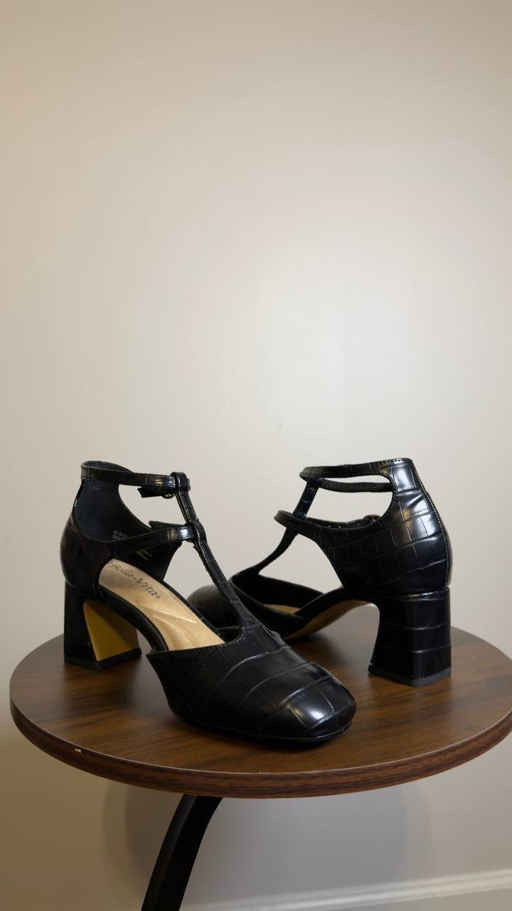 Bella Vita Ankle Strap Pumps Black 7 W New $109.95