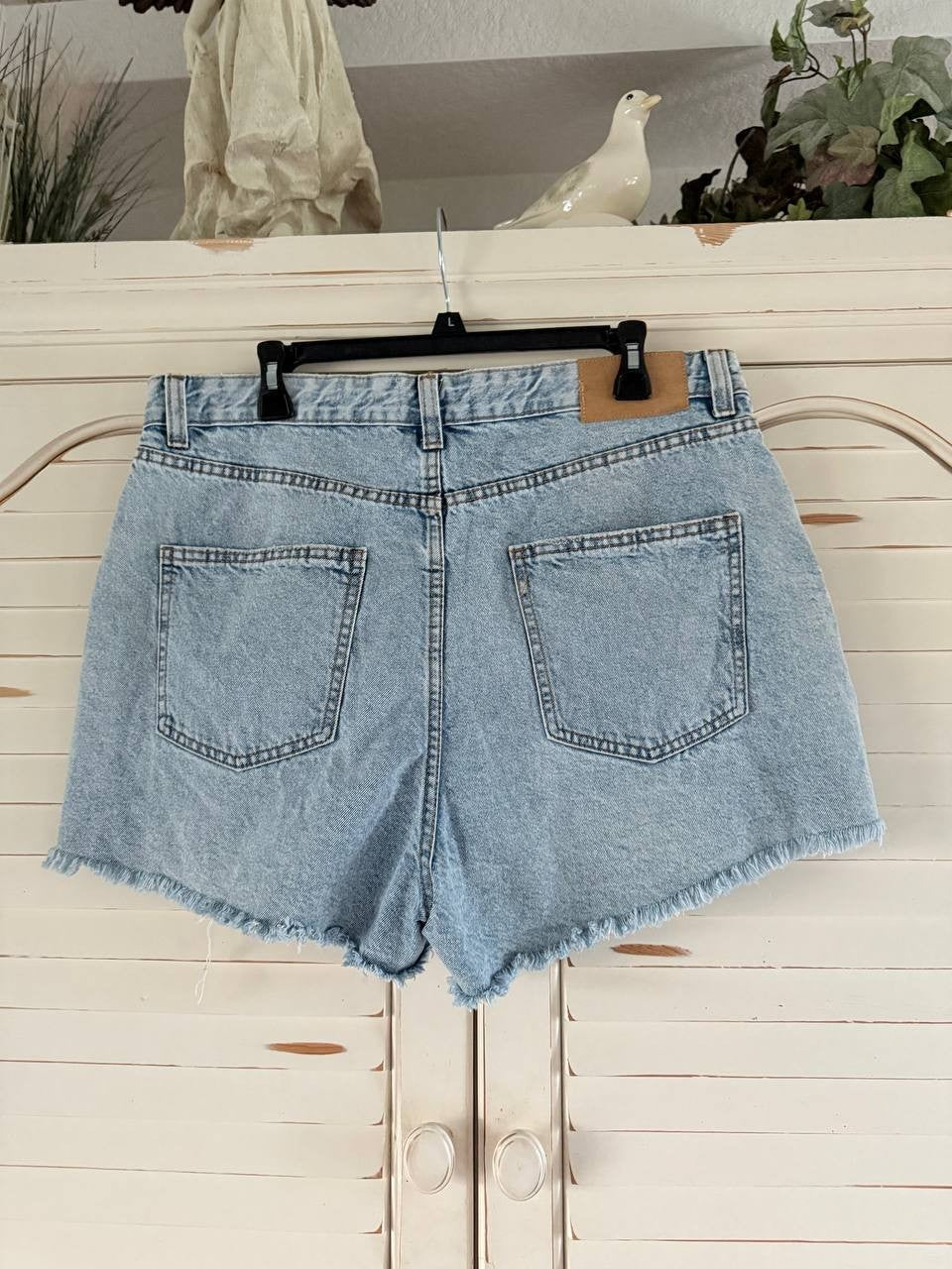 Cotton On Light Wash High-Rise Distressed Denim Shorts – Size 12 US