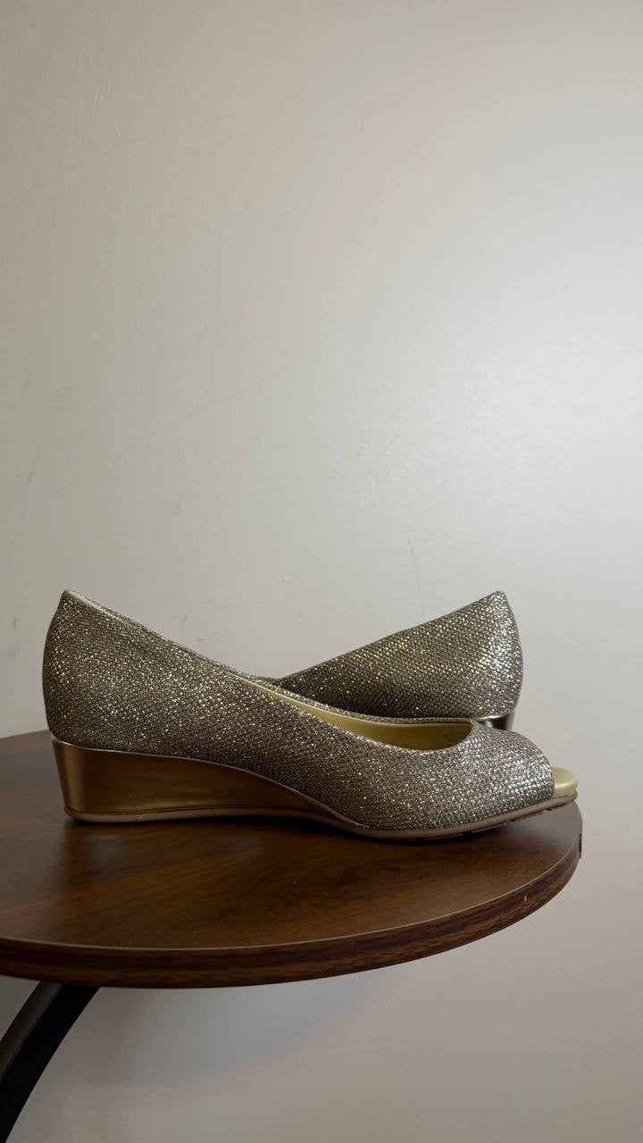 Bandolino Wedge Pumps 6M Gold Fabric Heels New in Box MSRP $89