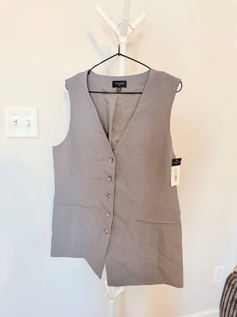 Tahari Button-Up Vest Size 16 NWT Gray Minimalist Tailoring for Women
