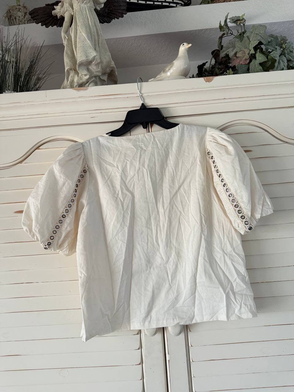 DKNY Top L Beige Cotton Grommet Puff Sleeve V-Neck Lattice Trim Modern