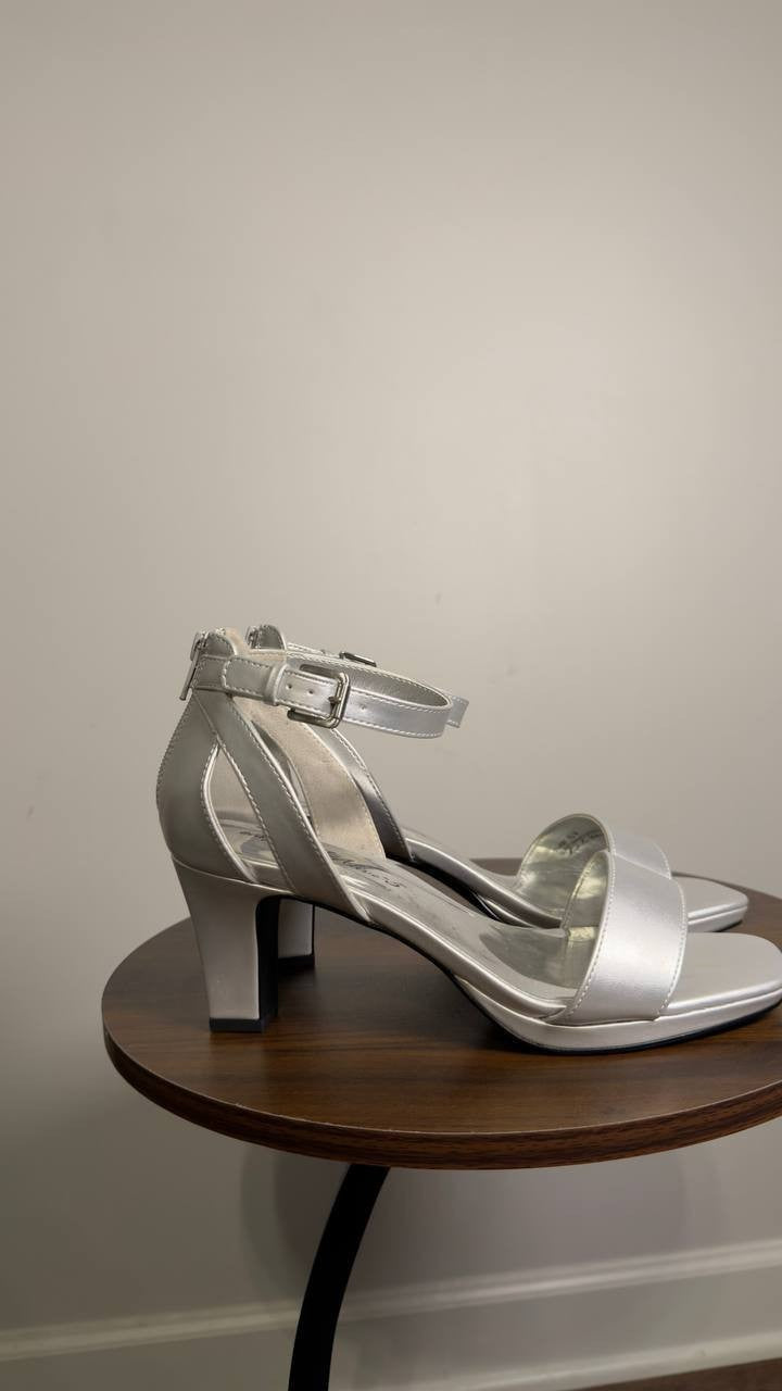 Easy  Street  Square  Toe  Heeled  Sandals  Silver  8.5  W  New  $75