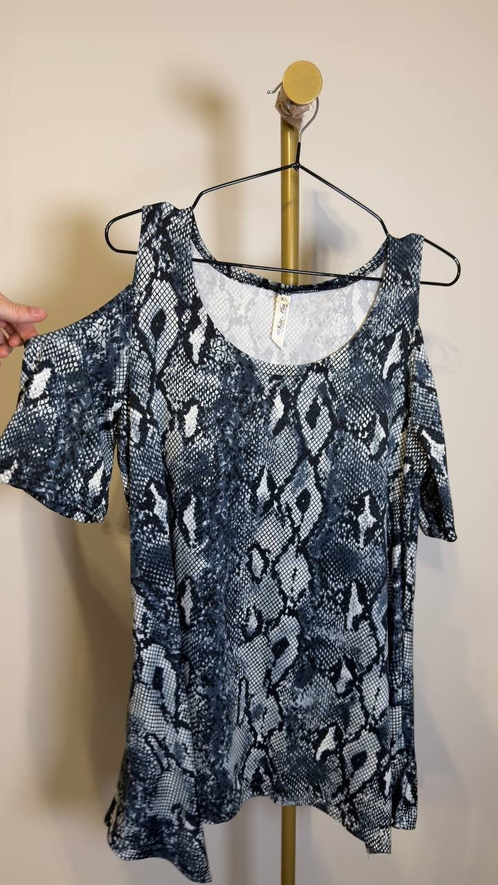 White Mark Cold Shoulder Snake Print Swing Top Gray XL NWOT $72