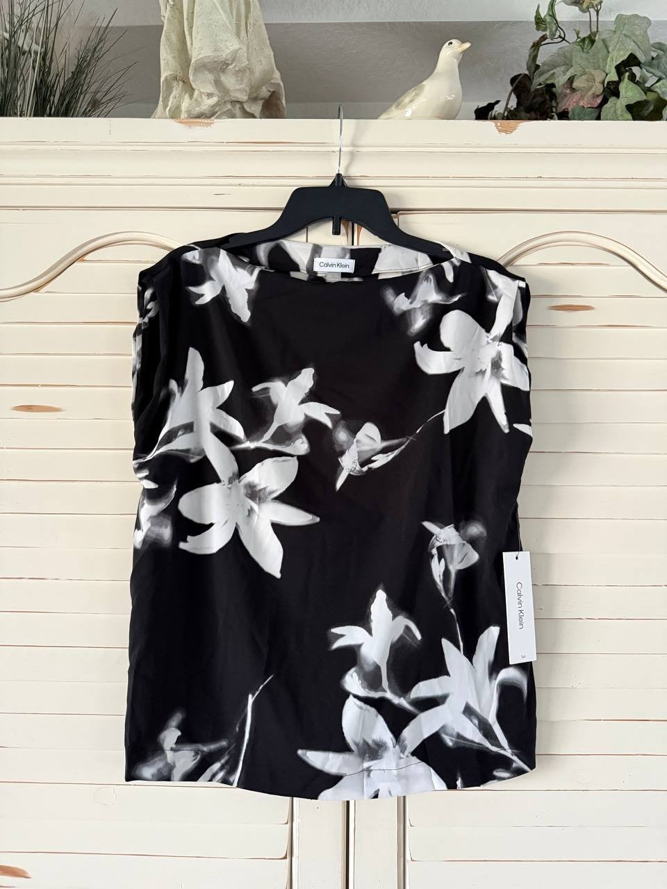 Calvin Klein Boatneck Top – Size M – NWT – Black Sleeveless Floral Texture