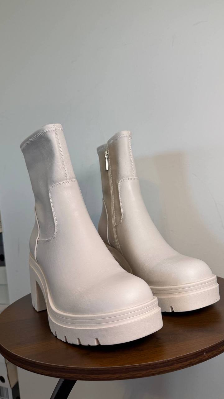 Wild Pair Verona Block Heel Booties Creme 7.5M Man‑Made $80 NWB