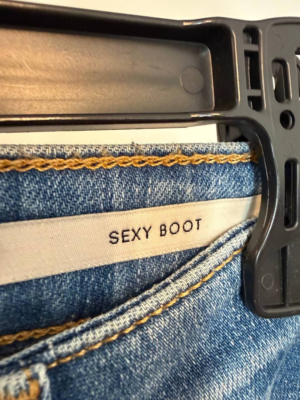 GUESS Sexy Mid‑Rise Bootcut Jeans – Size 30 – Pre‑Owned – $108