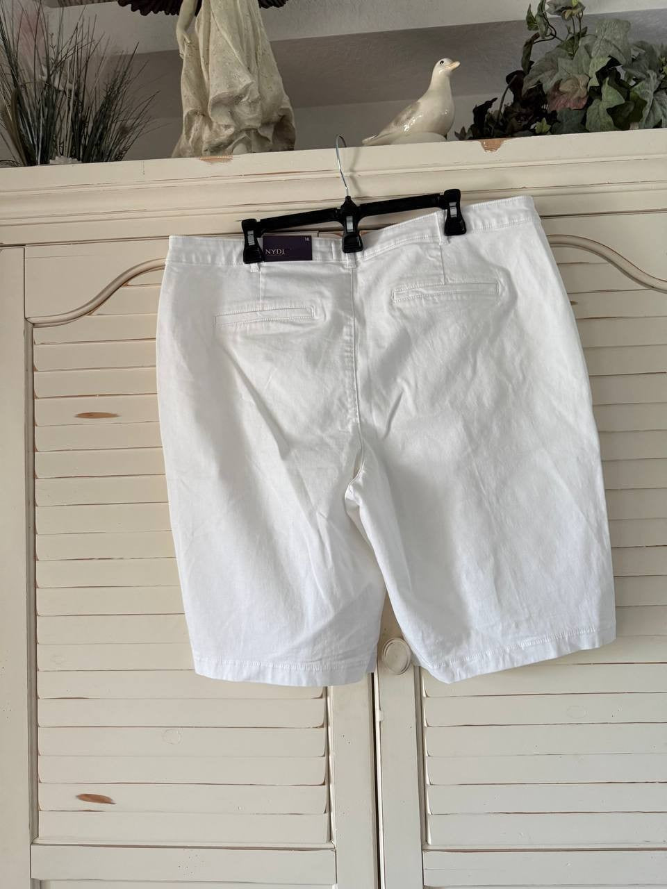 NYDJ Optic White Bermuda Shorts – Size 16 – NWT