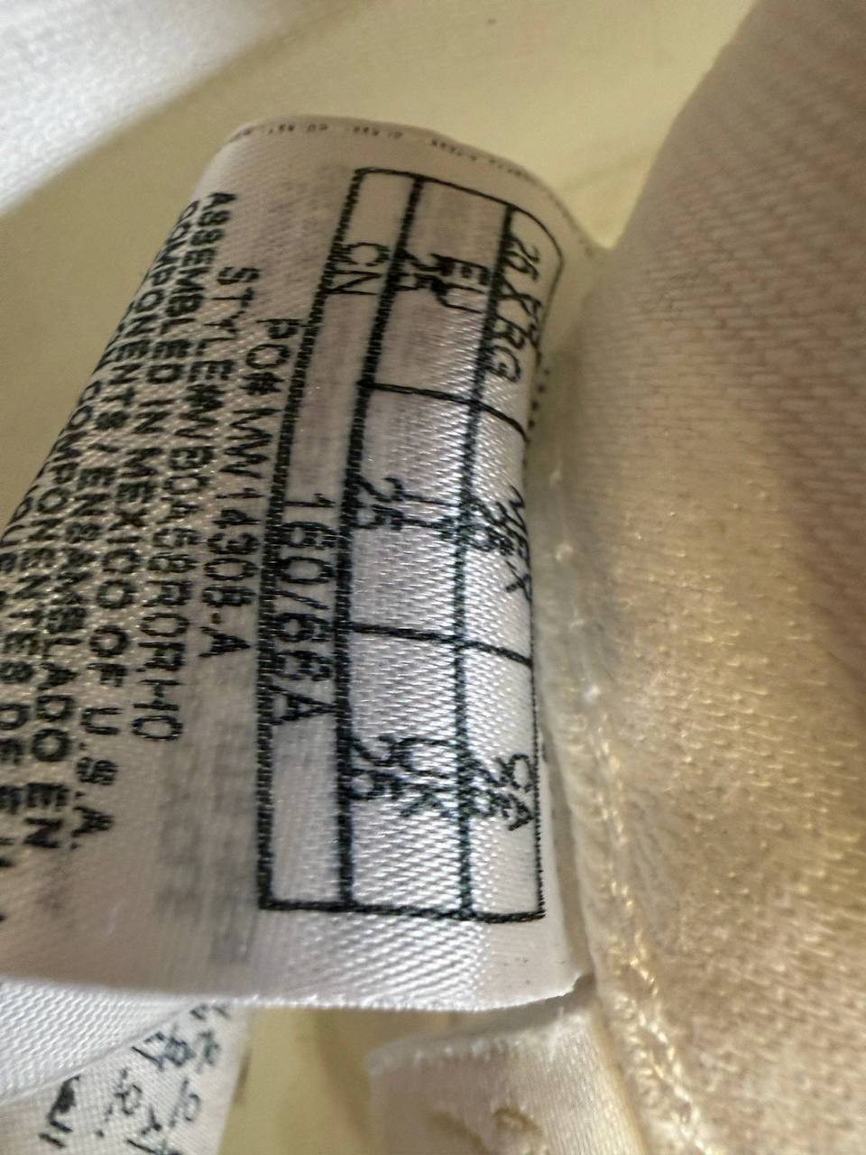 Guess High‑Waisted Straight‑Leg Pants - White– Size 25 – NWT