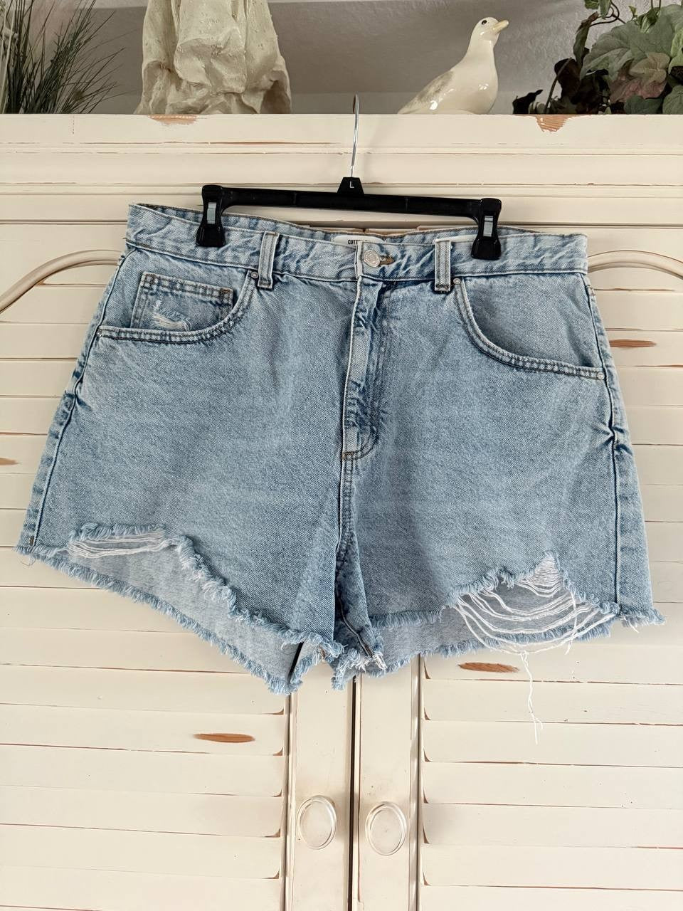 Cotton On Light Wash High-Rise Distressed Denim Shorts – Size 12 US