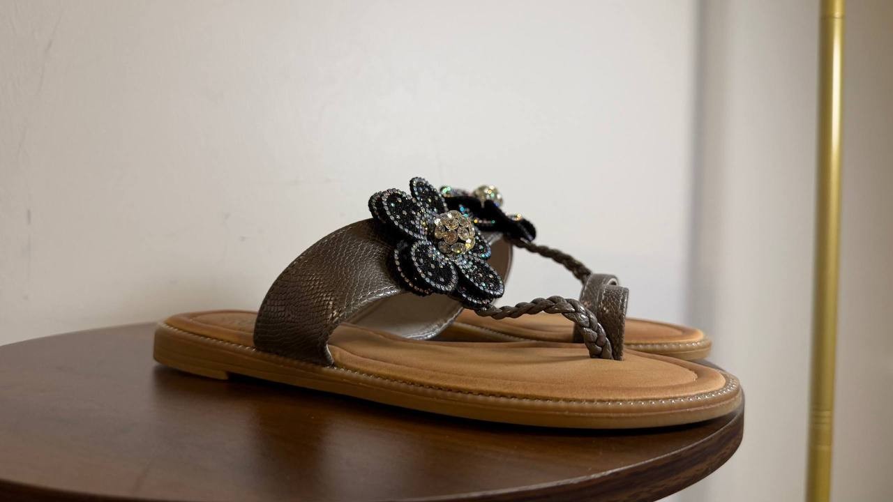 GC Shoes Blossom Flower Toe Ring Flat Sandals Silver 6.5 NWB $55