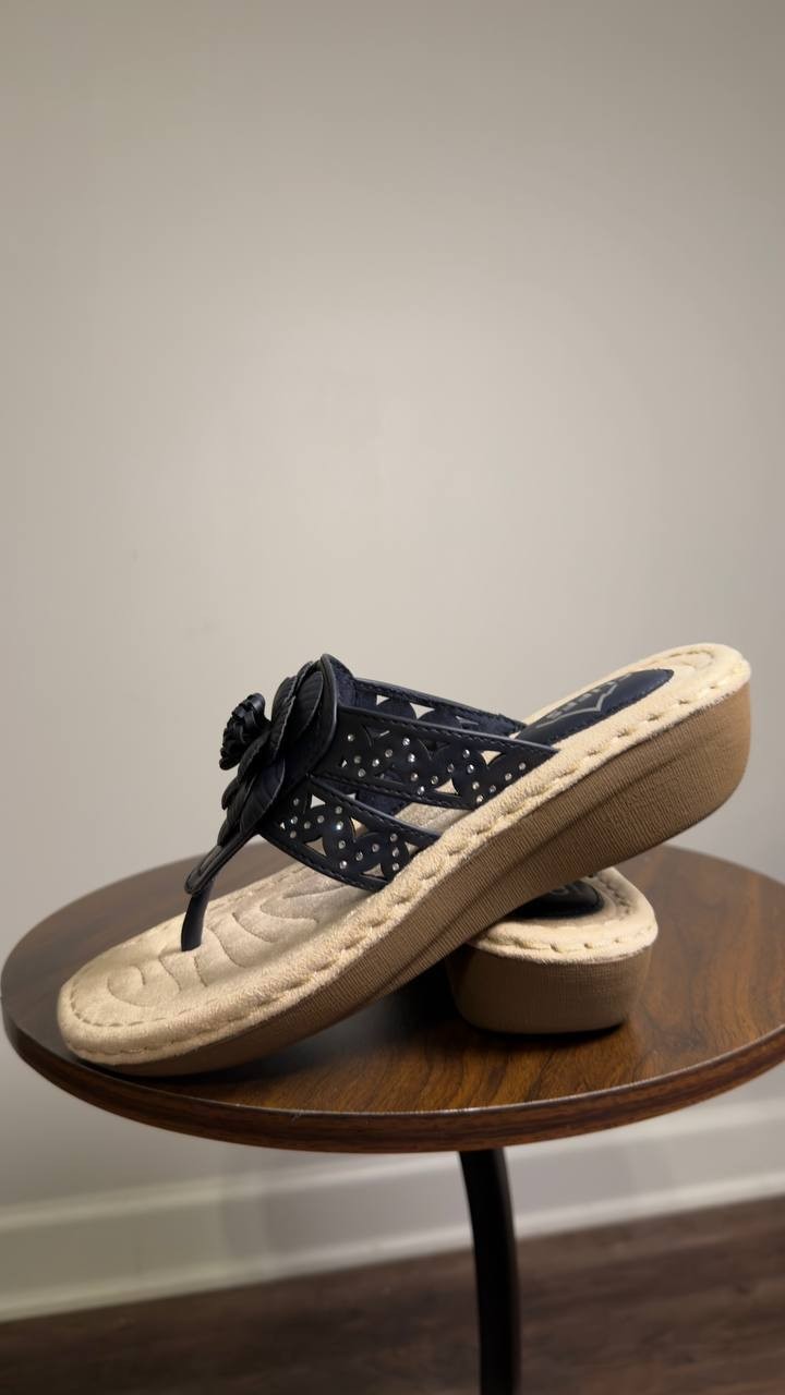 Cliffs by White Mountain  Thong Sandals  Navy  7  New  $59