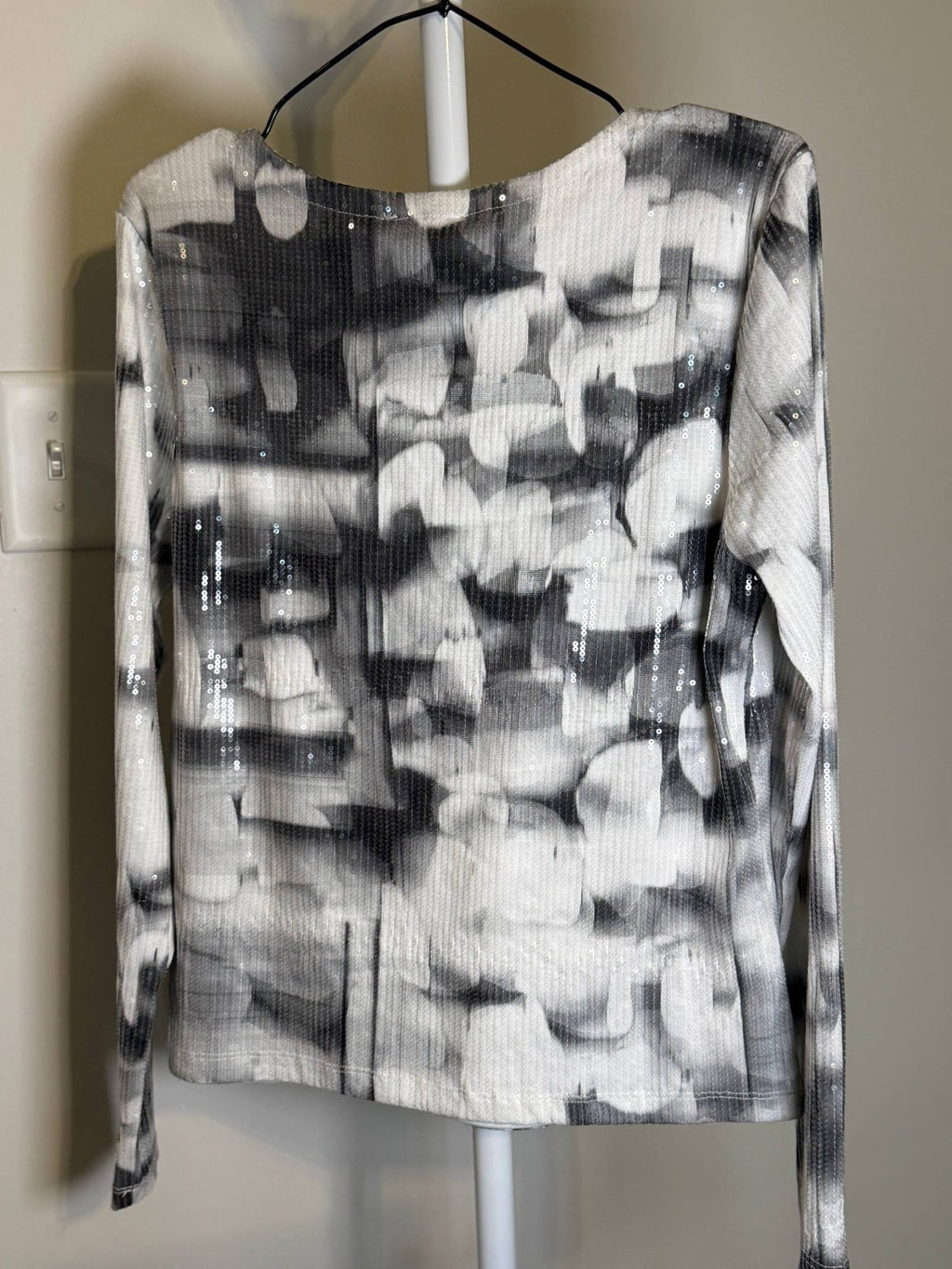 DKNY Women’s Printed Knit Sequin Long‑Sleeve Top – Black/White – NWT Size M,L,XL