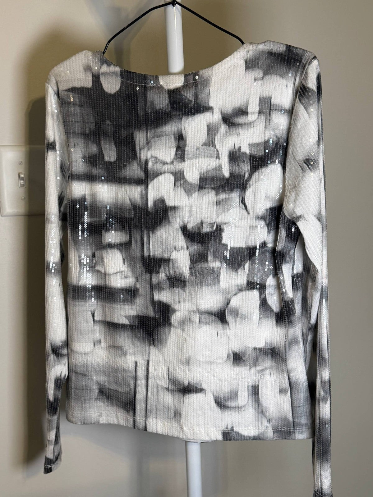 DKNY Women’s Printed Knit Sequin Long‑Sleeve Top – Black/White – NWT Size M,L,XL