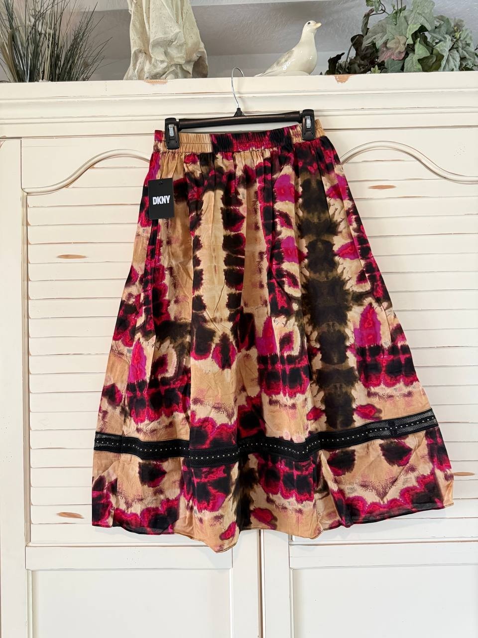 DKNY Pleated Midi Skirt – Size XS – NWT – Multicolor Sateen Abstract Print Flowy